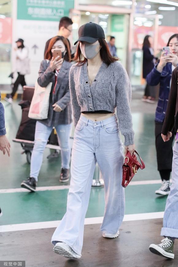 Chơi trội hơn cả đàn em, Phú Sát Hoàng hậu Tần Lam tự tin khoe rốn ở sân bay-1