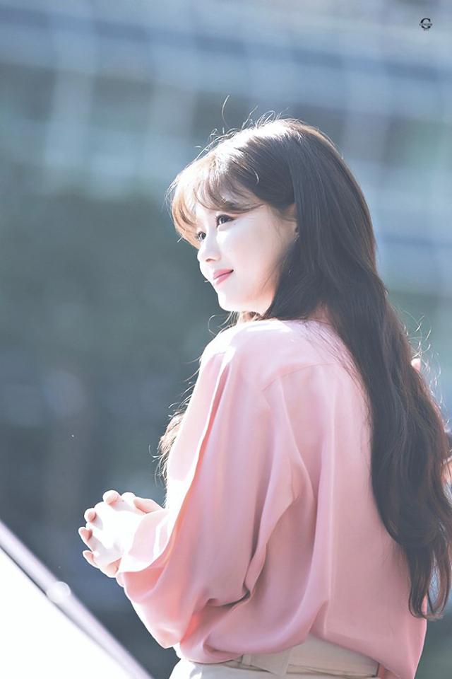 Ngôi sao "Mây họa ánh trăng" nhận được nhiều lời khen nhờ vẻ ngoài rạng rỡ cùng nụ cười thân thiện. Kim Yoo Jung cũng là một trong những nghệ sĩ tích cực với hoạt động từ thiện như gửi quà đến các trung tâm bảo trợ trẻ em và chăm sóc thú nuôi.