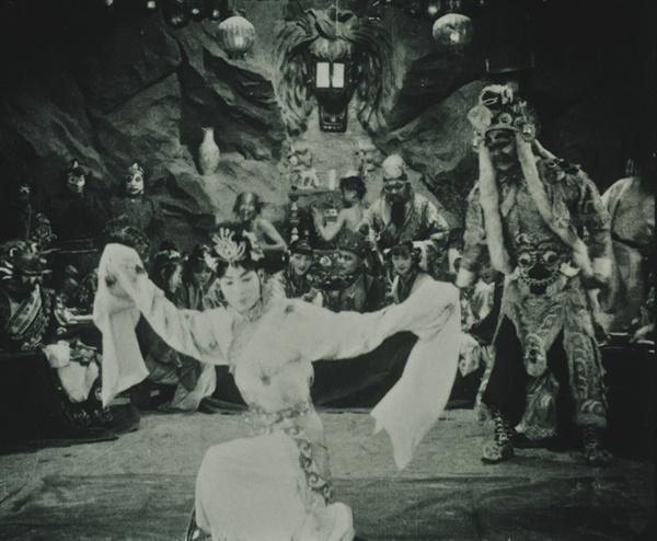 Bất ngờ với Tây Du Ký từ năm 1927: Trang phục hở hang, hoá trang như phim kinh dị-1