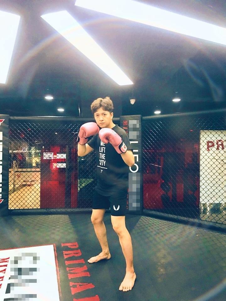 Khoe body 6 múi cuồn cuộn, Ngô Kiến Huy bị cả showbiz nhảy vào chơi khăm thay vì ngợi khen-2