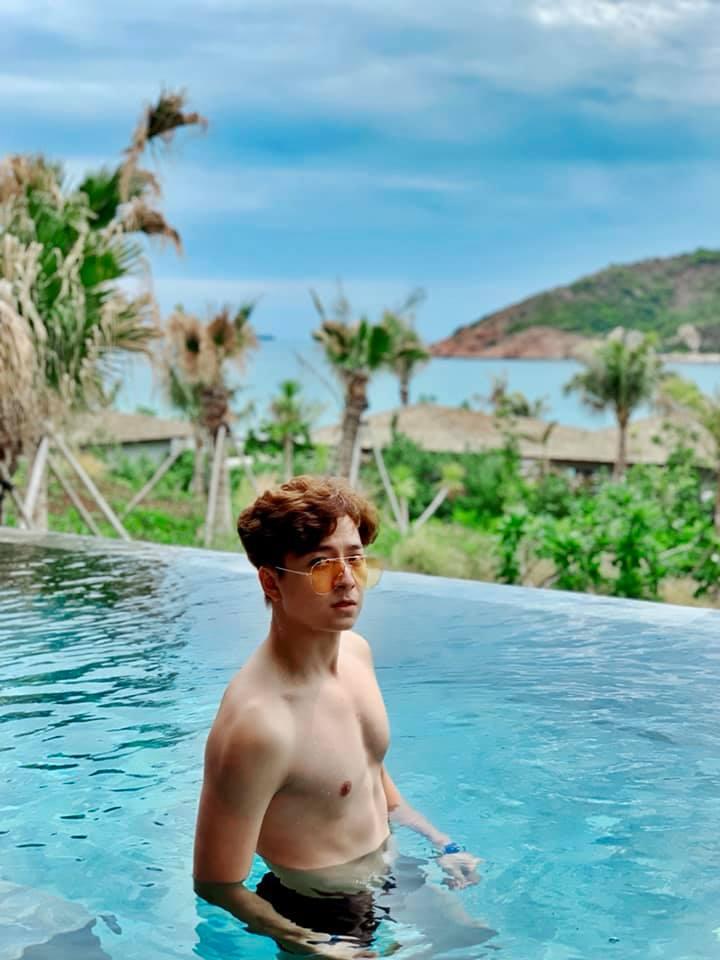 Khoe body 6 múi cuồn cuộn, Ngô Kiến Huy bị cả showbiz nhảy vào chơi khăm thay vì ngợi khen-8