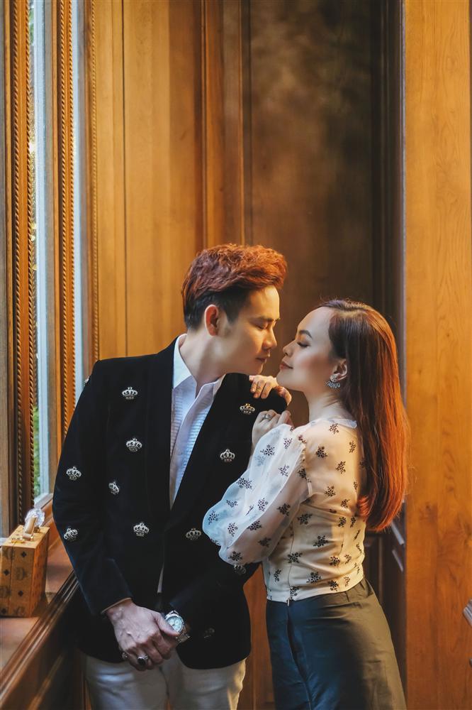 Kỉ niệm 20 năm bên nhau, MC đình đám VTV làm ai cũng ghen tị trước hành động với bà xã-4