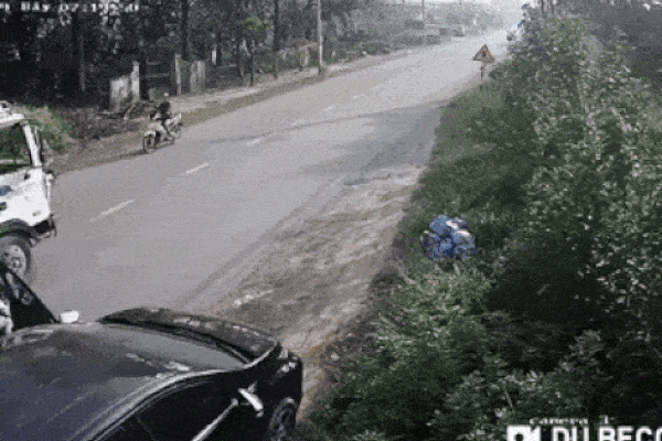 Clip: Mở cửa ô tô không quan sát làm xe máy ngã văng ra đường, 2 thanh niên suýt bị xe tải cán trúng