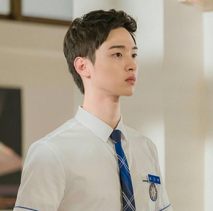 Năm 2017, anh được chọn tham gia bộ phim tình cảm tuổi teen "School 2017". Sở hữu vẻ ngoài điển trai cùng lối diễn xuất tự nhiên, Jang Dong Yoon bắt đầu nhận được nhiều sự chú ý từ công chúng.