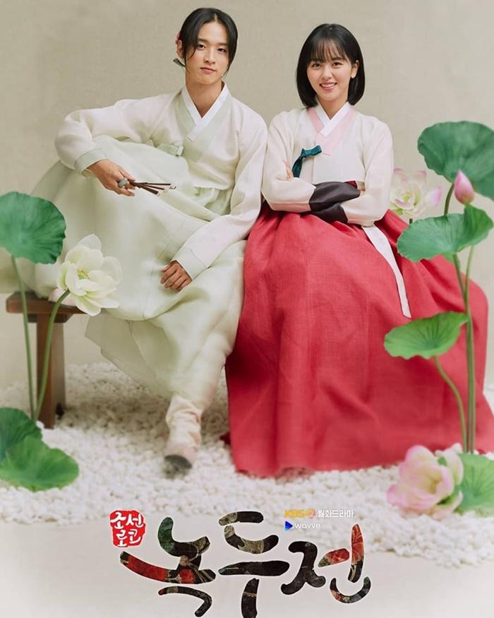 Mới đây, cái tên Jang Dong Yoon thu hút nhiều sự chú ý của cư dân mạng sau khi xuất hiện trong bộ phim "Tale of Nodku" bên cạnh nữ diễn viên Kim So Hyun. Trong phim, anh vào vai một chàng trai quý tộc, nhưng để trốn tránh cuộc hôn nhân sắp đặt mà phải giả trang thành phụ nữ.