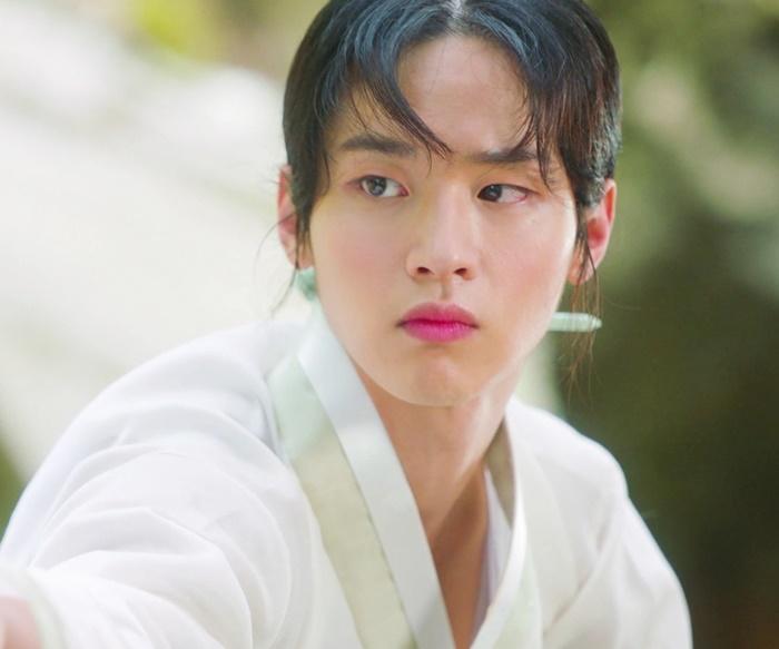 Jang Dong Yoon làm người mẫu tự do trước khi chính thức lấn sân sang diễn xuất. Năm 2016, chàng mỹ nam có vai diễn đầu tay trong bộ phim truyền hình "Women at a Game Company".