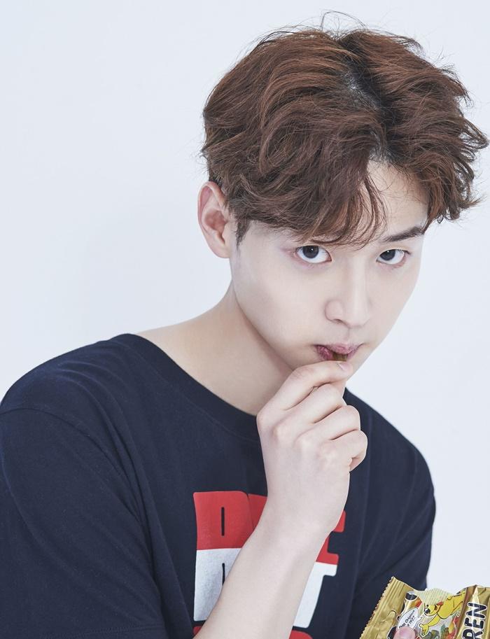 Năm ngoái, Jang Dong Yoon có vai chính đầu tay trong phim "A Poem a Day" của đài tvN. Tiếp theo đó là một vai phụ trong bộ phim truyền hình đình đám "Mr.Sunshine".