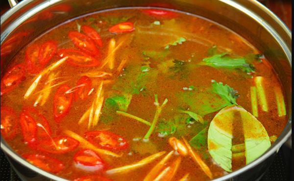 Nồi nước dùng tại nhà hàng đun đi đun lại 75 năm, khách vẫn check-in ầm ầm-1