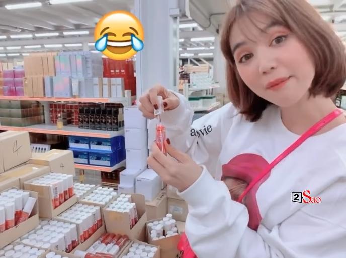 Ngọc Trinh bị chỉ trích vì cách thử son vô ý thức khi đi tham khảo mỹ phẩm ở Hàn Quốc-1