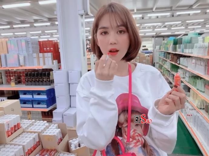 Ngọc Trinh bị chỉ trích vì cách thử son vô ý thức khi đi tham khảo mỹ phẩm ở Hàn Quốc-2