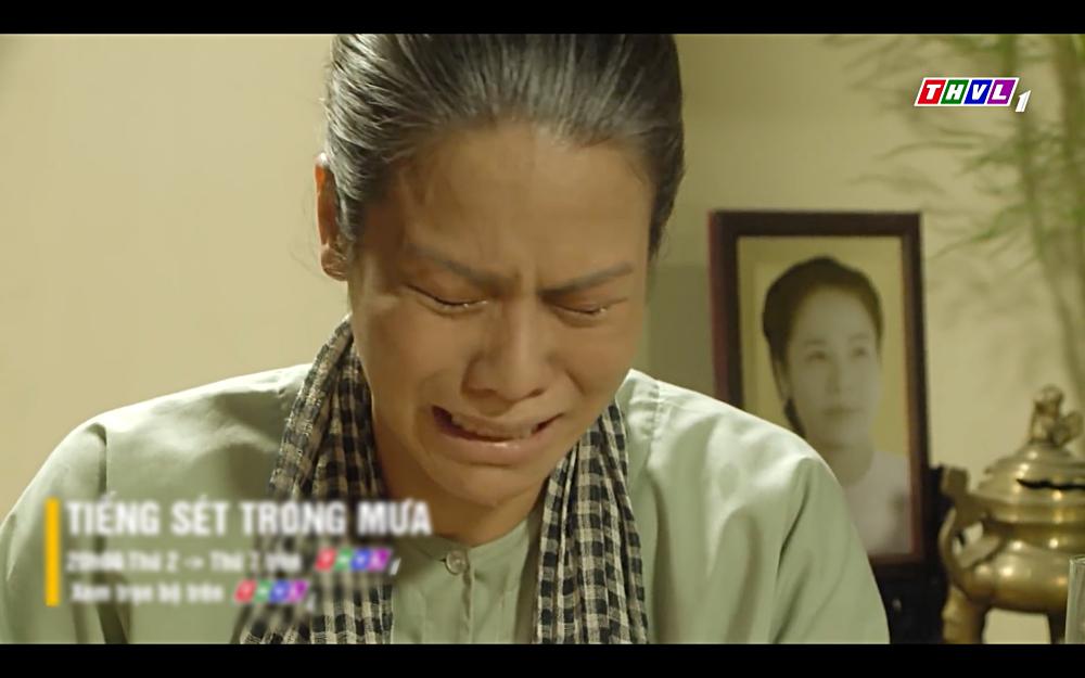 Nhật Kim Anh khóc cạn nước mắt khi thấy bài vị mình trên bàn thờ trong tập 37 Tiếng Sét Trong Mưa-8