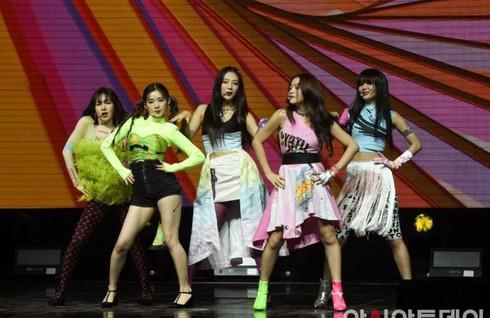 RED VELVET, ITZY và TWICE dắt tay nhau vào top sao mặc xấu nhất năm-1