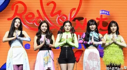 RED VELVET, ITZY và TWICE dắt tay nhau vào top sao mặc xấu nhất năm-2