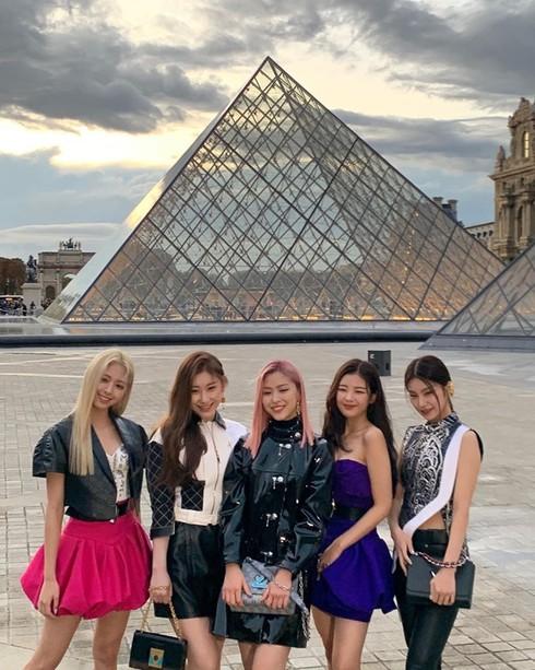 RED VELVET, ITZY và TWICE dắt tay nhau vào top sao mặc xấu nhất năm-3