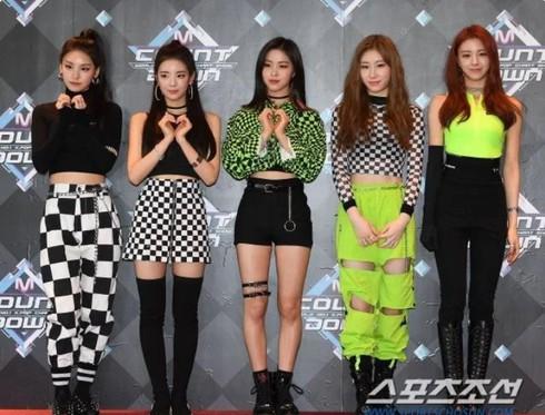 RED VELVET, ITZY và TWICE dắt tay nhau vào top sao mặc xấu nhất năm-4