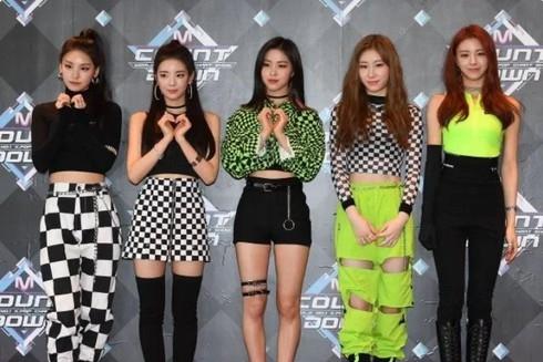 RED VELVET, ITZY và TWICE dắt tay nhau vào top sao mặc xấu nhất năm