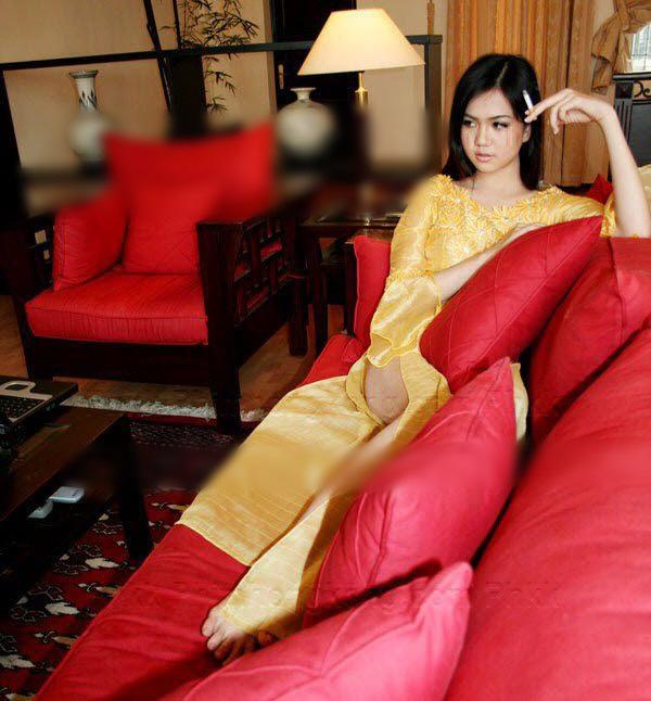 Dân mạng đào mộ bộ ảnh Ngọc Trinh diện áo dài không mặc quần từng chấn động showbiz-9