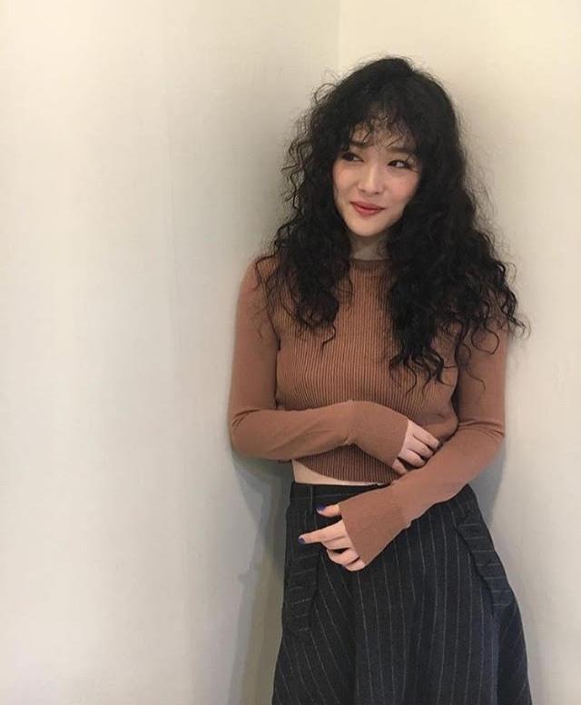 Hai kiểu tóc đình đám cộp mác Sulli: Tóc xoăn bà thím và tóc mái chó gặm-4