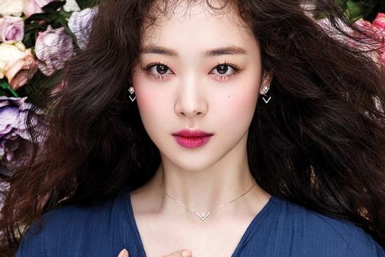 Năm 2016, Sulli từng cắt cổ tay tự tử 1 lần nhưng bất thành