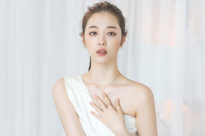 Dấu hiệu lạ trong bài đăng cuối cùng trên Instagram của Sulli: Nhan sắc mỹ miều như đang khóc!-1