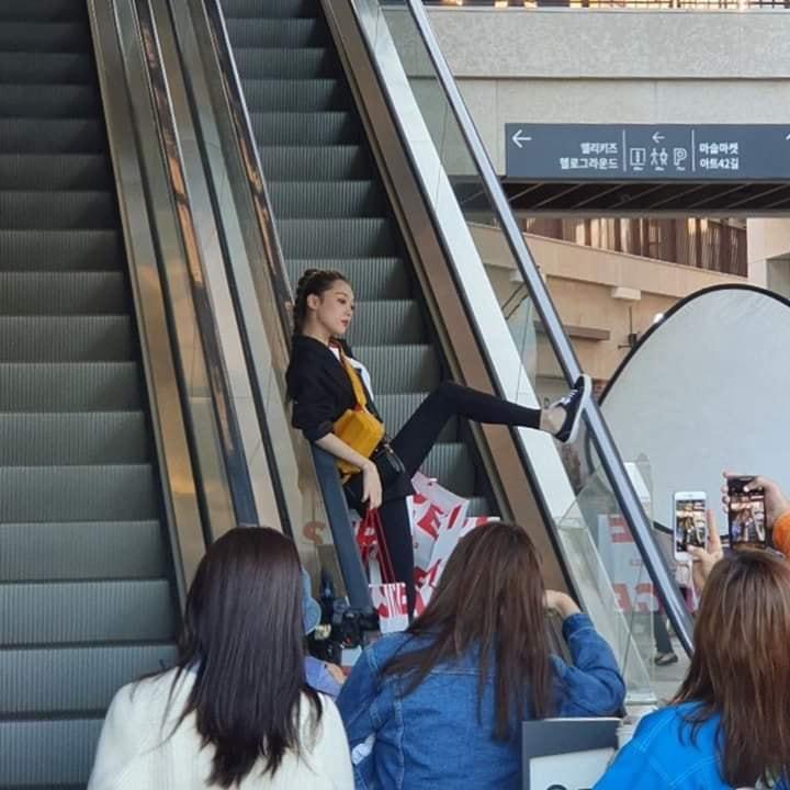 Hình ảnh cuối cùng của Sulli trước khi tự tử: Đẹp xuất thần nhưng chân tay tong teo rướm máu-4