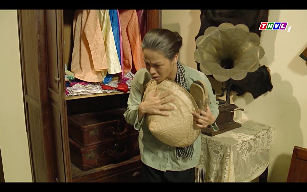 Nhật Kim Anh khóc cạn nước mắt khi thấy bài vị mình trên bàn thờ trong tập 37 Tiếng Sét Trong Mưa-6