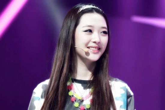 Khoảnh khắc Sulli lần đầu đứng trên sân khấu cùng f(x)