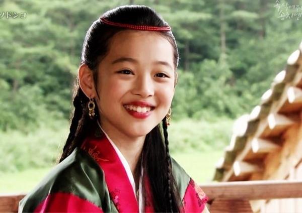 Sulli gia nhập làng giải trí vào năm 2005, Sulli may mắn hơn nhiều đồng nghiệp khi được biết đến từ năm 11 tuổi qua vai diễn công chúa Sun Hwa trong bộ phim The Ballad of Seodong. Ngày ấy, vẻ ngoài đáng yêu, ngây thơ cùng diễn xuất tự nhiên giúp Sulli nhận được biết bao thiện cảm của khán giả.