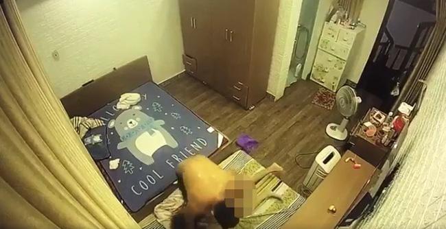 CLIP: Chồng ghì chặt đầu vợ xuống sàn nhà, lột đồ rồi đánh đập dã man trước mặt giúp việc và con nhỏ-1