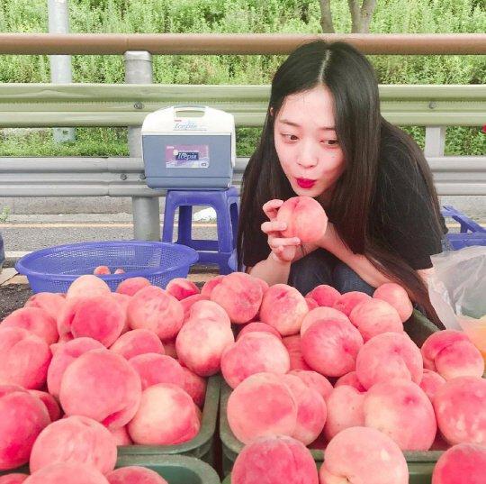 Sau khi Sulli qua đời, trang cá nhân của IU ngập trong bình luận chửi rủa vì lý do không thể vô lý hơn-6