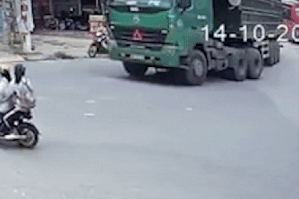 Clip: Vào cua không quan sát, tài xế xe tải suýt nghiền nát người đi xe máy ở Hà Nội-1