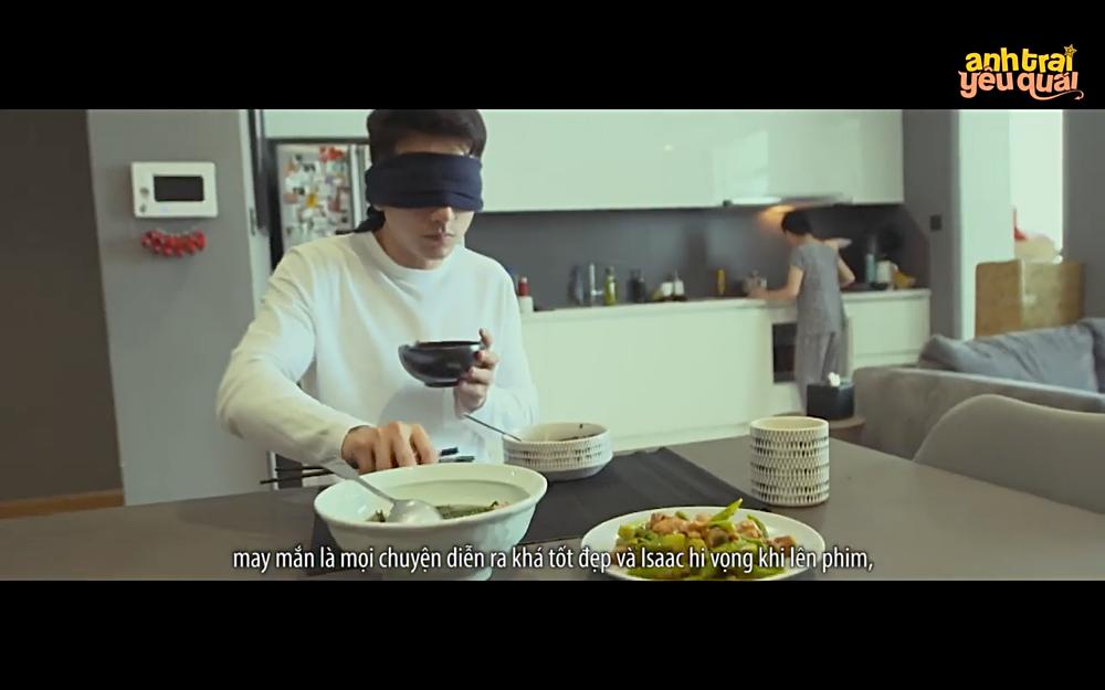 Isaac sống như người khiếm thị ở nhà của mình để vào vai trong phim-2