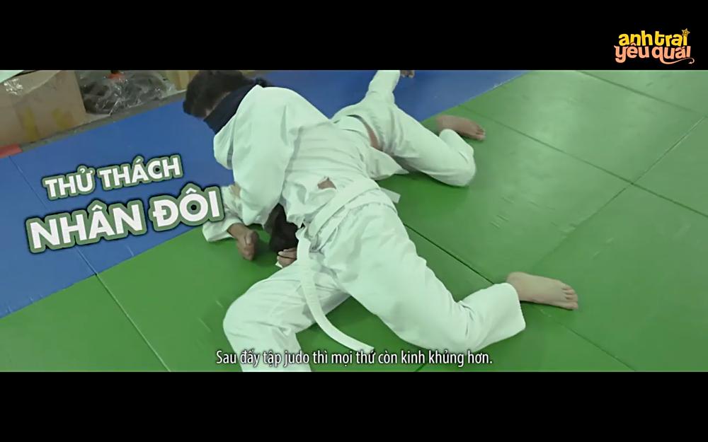 Isaac sống như người khiếm thị ở nhà của mình để vào vai trong phim-3