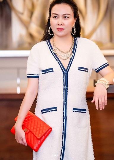 Phượng Chanel bị soi photoshop quá đà đến mức đôi đầu gối củ lạc đặc trưng biến mất luôn rồi!-2