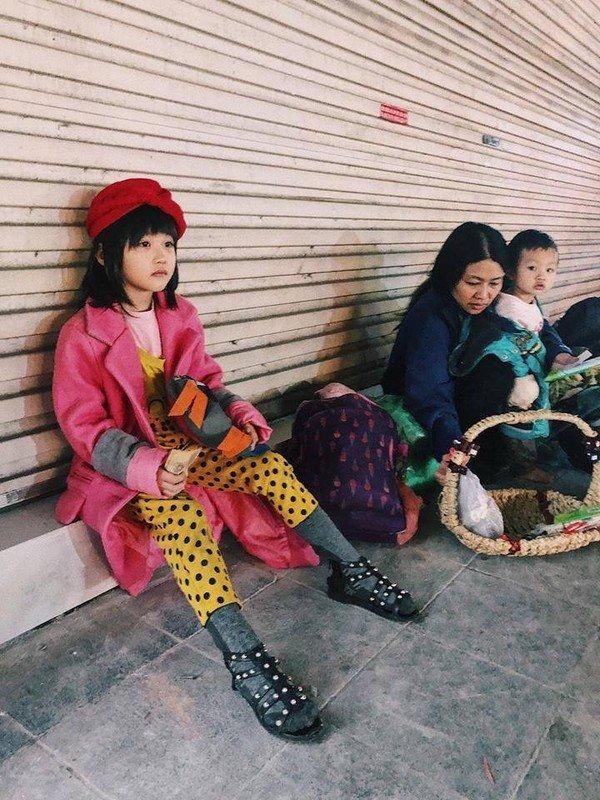 Bé gái vô gia cư ở Hà Nội với màn phối quần áo cũ cực chất sắp được trở thành người mẫu-2