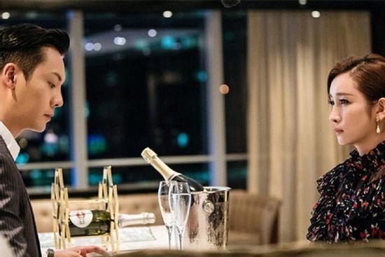 Đau đớn khi biết lọ nước hoa chồng bắt dùng mỗi khi vui vẻ cùng vợ