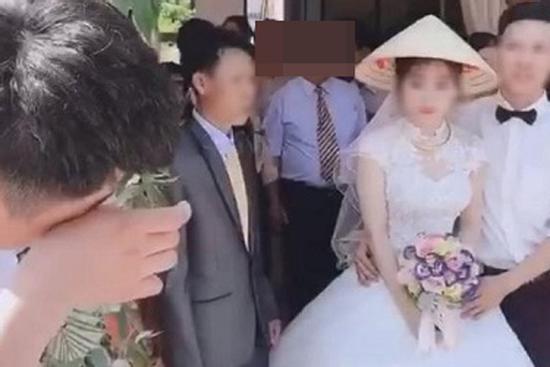 Xôn xao clip thanh niên gạt nước mắt, đau khổ nhìn người yêu đi lấy chồng