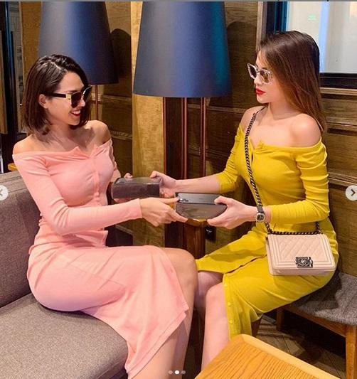 Kỳ Duyên - Minh Triệu tình tứ diện váy đôi rồi cùng nhau đập hộp iPhone tà tữa-3