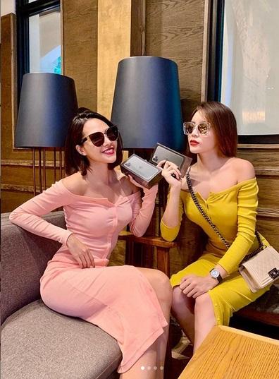 Kỳ Duyên - Minh Triệu tình tứ diện váy đôi rồi cùng nhau đập hộp iPhone tà tữa-4