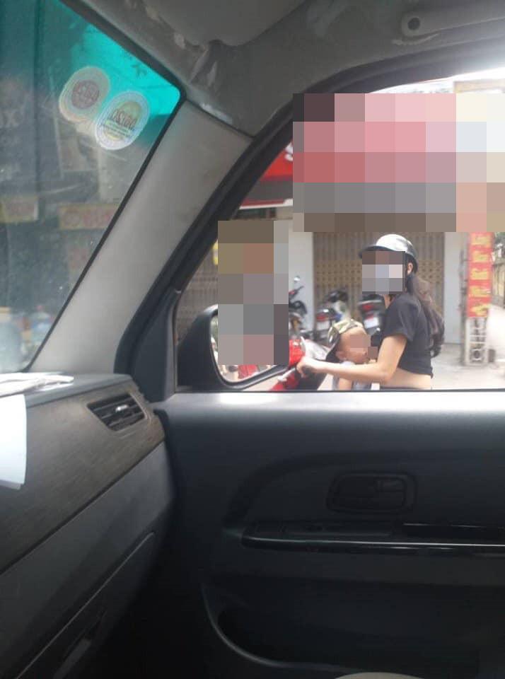 Vừa phóng xe máy vừa cho con bú, mẹ trẻ ở Hà Nội làm người đi đường nóng mắt-2