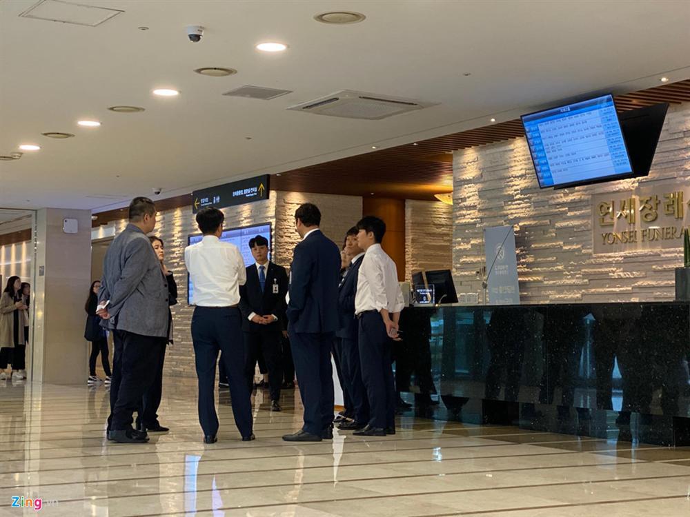 Không khí đau thương tại tang lễ của Sulli-3