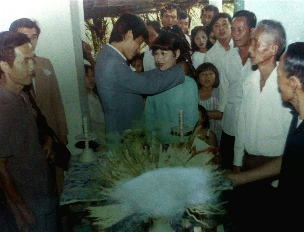 31 năm trước uống một cốc nước mía bên đường, người đàn ông mê luôn cô bán hàng, diễn một cú lừa rồi thành công cưới về làm vợ-5