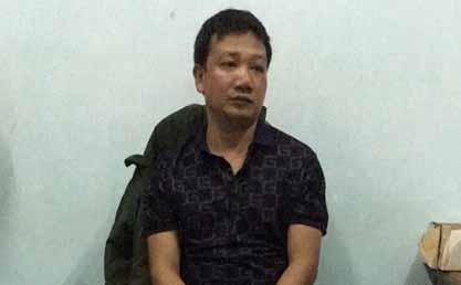 Hai người đàn ông trộm chó xịt hơi cay, ném đá vào CSGT-1