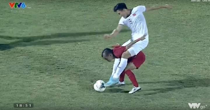 Lan truyền tình huống nhà bao việc nhưng cầu thủ Indonesia vẫn phải cõng Văn Hậu chơi bóng-1