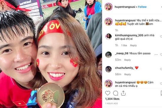 Chị gái, người yêu chúc mừng Duy Mạnh mở tỉ số cho đội nhà