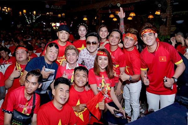 Thủ tướng đãi các nhà vô địch SEA Games bánh chưng, dưa hành-5