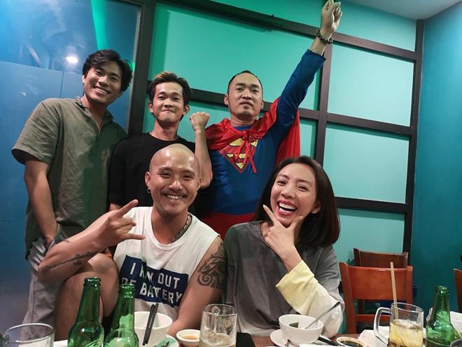 Dàn nghệ sĩ ăn mừng chiến thắng của đội tuyển Việt Nam-1