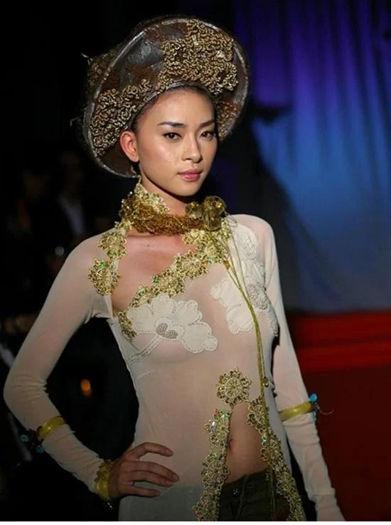 Các sao Việt từng bị chỉ trích vì mặc áo dài phản cảm-1