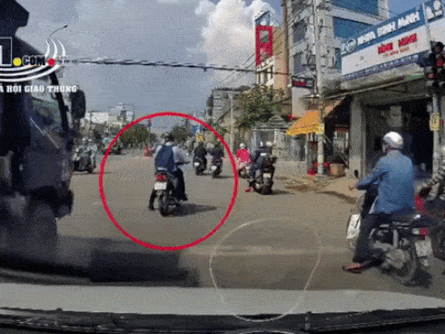 Clip: Thanh niên đi xe máy bị tài xế xe tải cà khịa cực kỳ nguy hiểm, người xem cứ giật mình thon thót-1