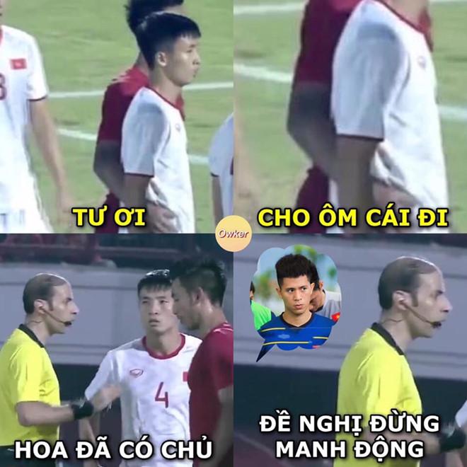 Dân mạng gọi tên Đình Trọng khi cầu thủ Indonesia ôm eo Bùi Tiến Dũng-1